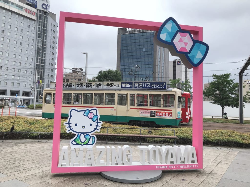市内電車とハローキティ
