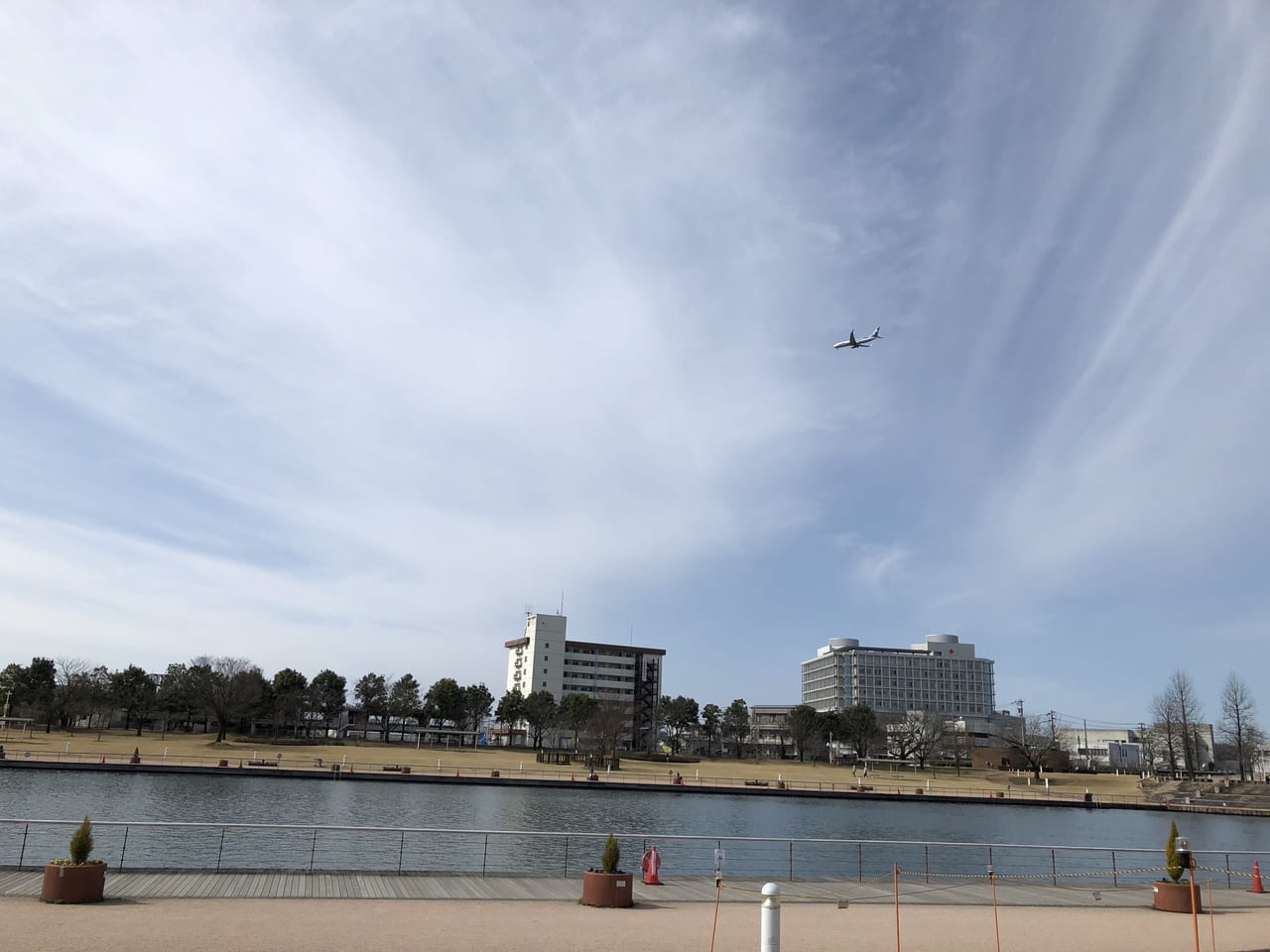 富山空港に行き来する飛行機が見られる