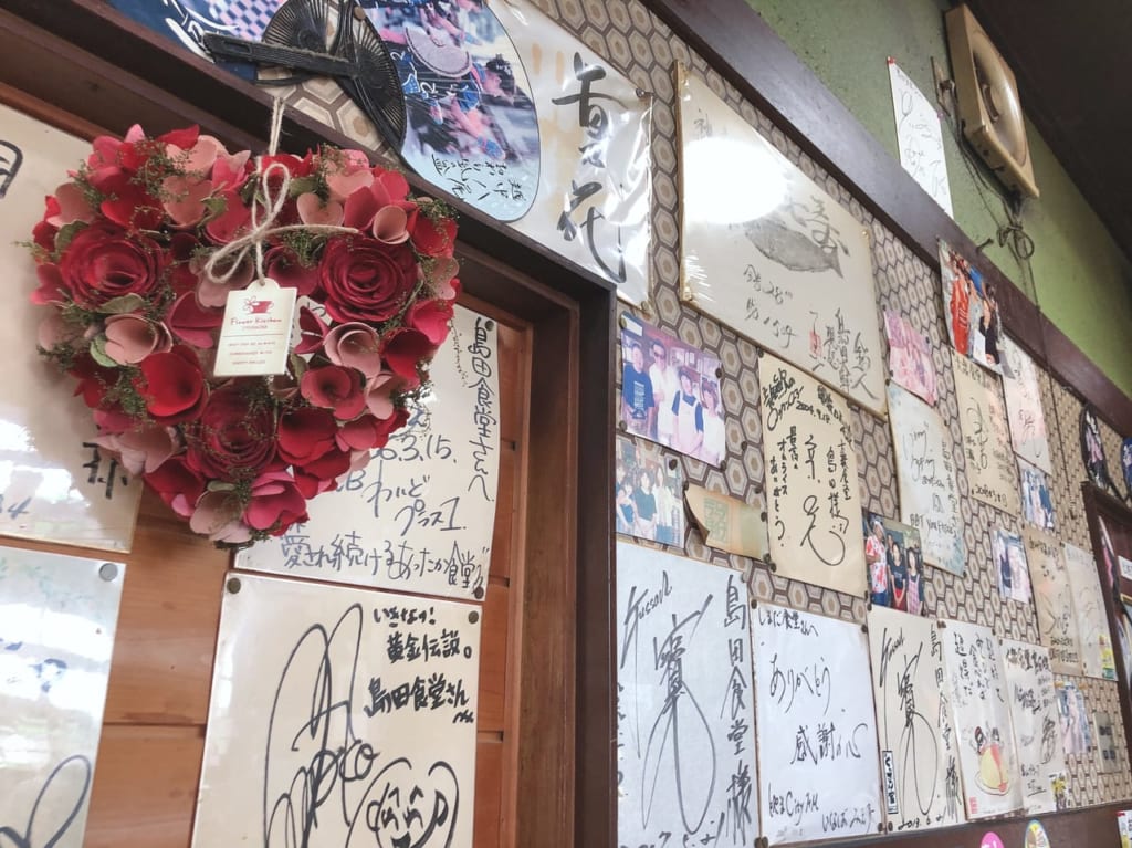 壁一面には芸能人のサインボード！