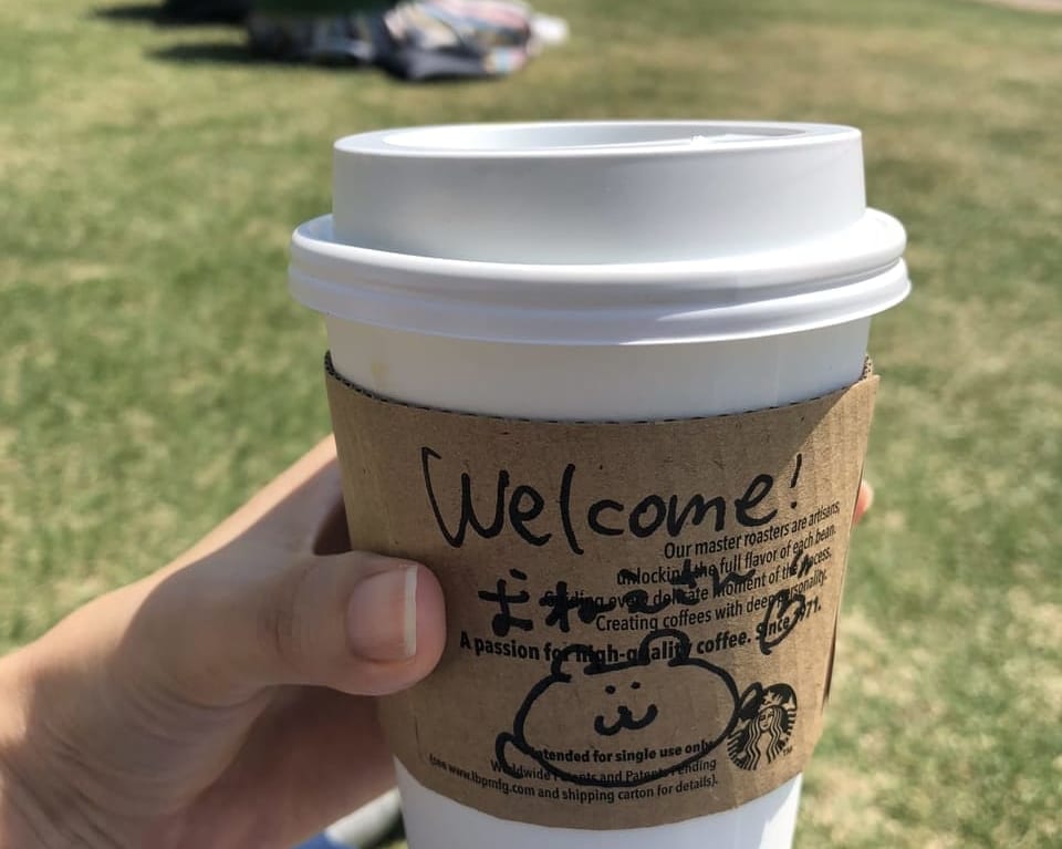 スターバックスを芝生の上で堪能