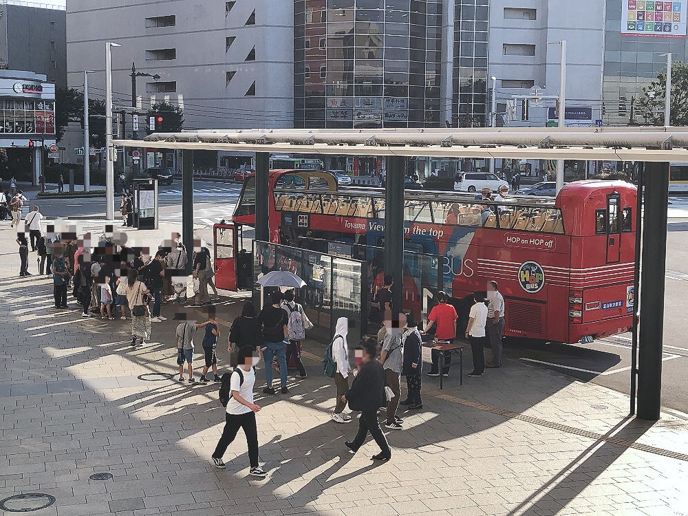スカイバス富山2020の乗車を待つ人々
