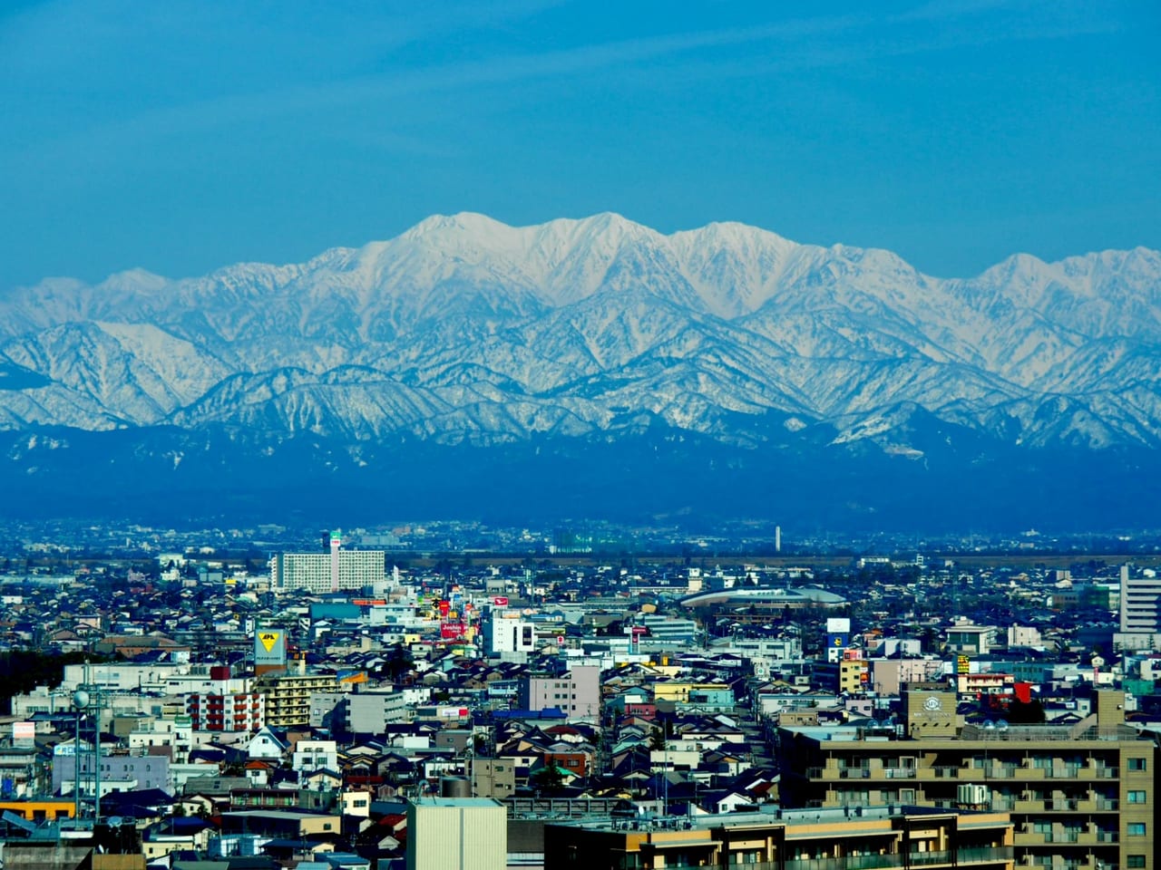 立山連峰と富山市