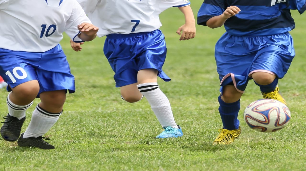 サッカーをしている子供達