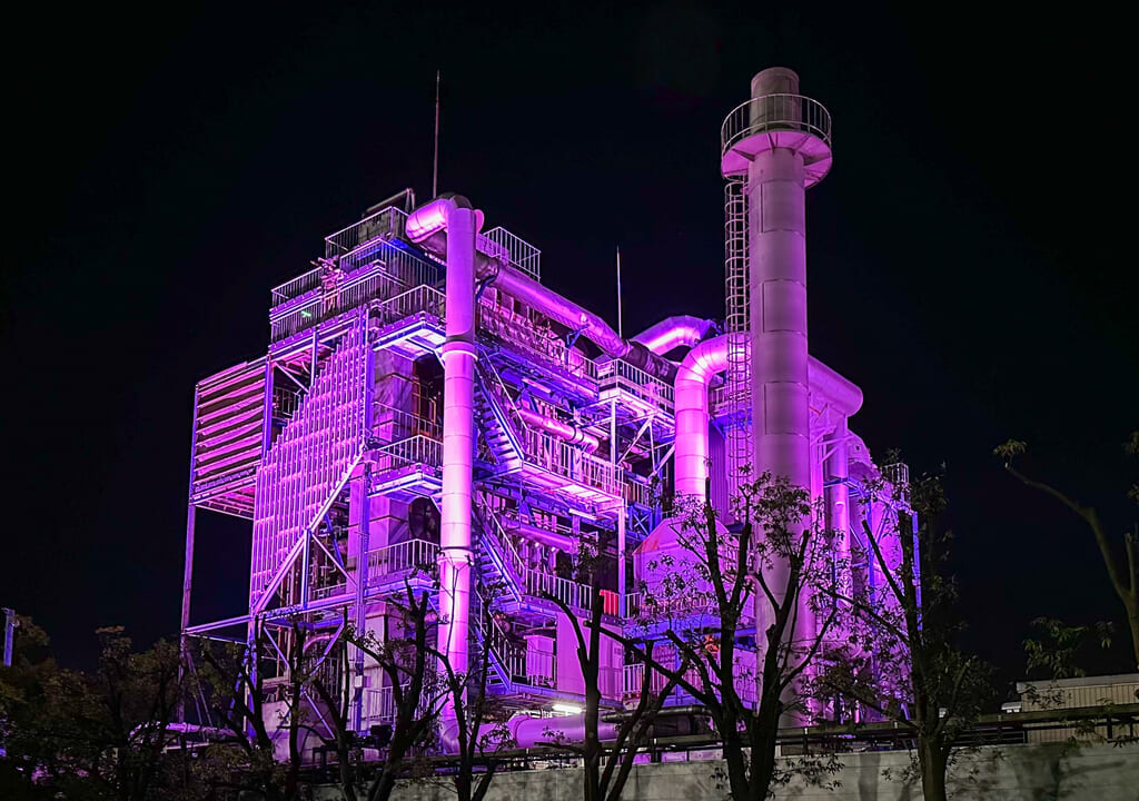 岩瀬スポーツ公園のライトアップされた工場
