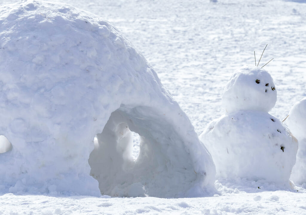 かまくらや雪だるま