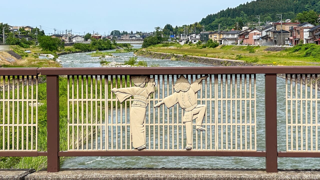 八尾の町に流れる井田川