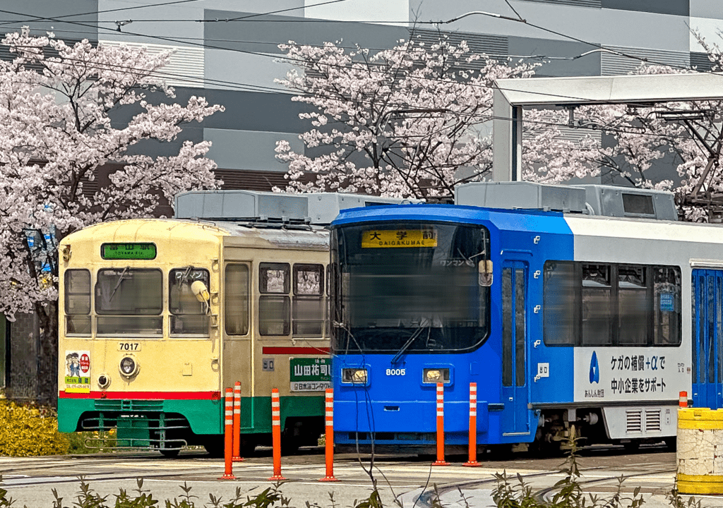 富山駅前を走る地鉄の写真
