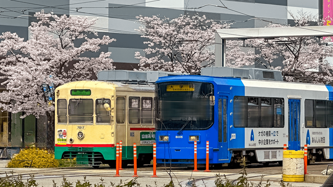 富山駅前を走る地鉄の写真