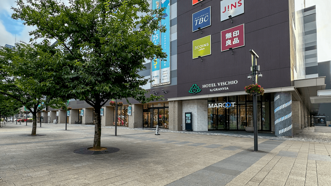 富山駅前マルート前広場