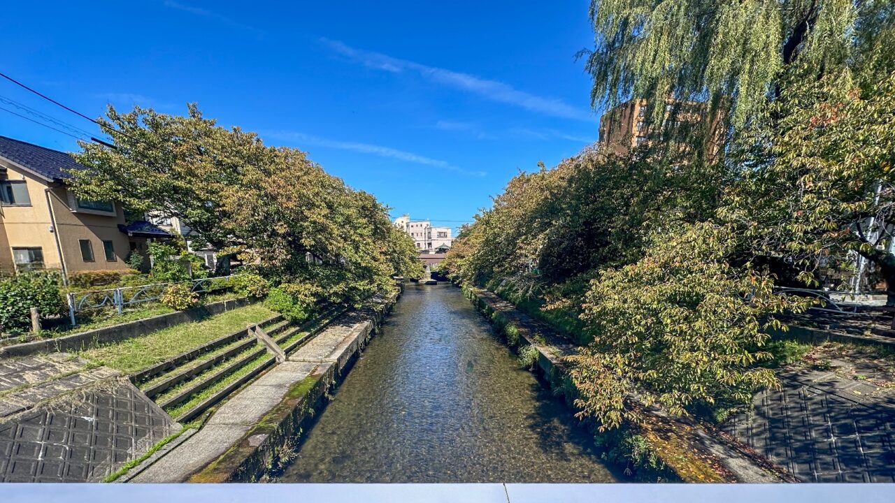 まちなかを流れるいたち川