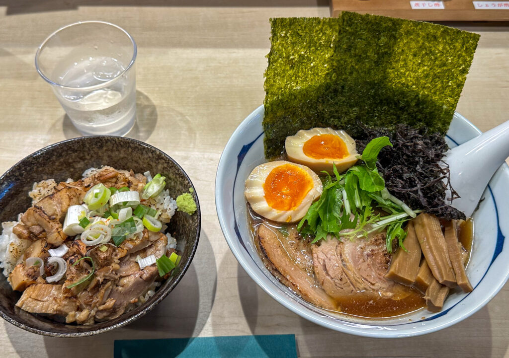 はねるやの特製中華蕎麦とあぶり肉めし