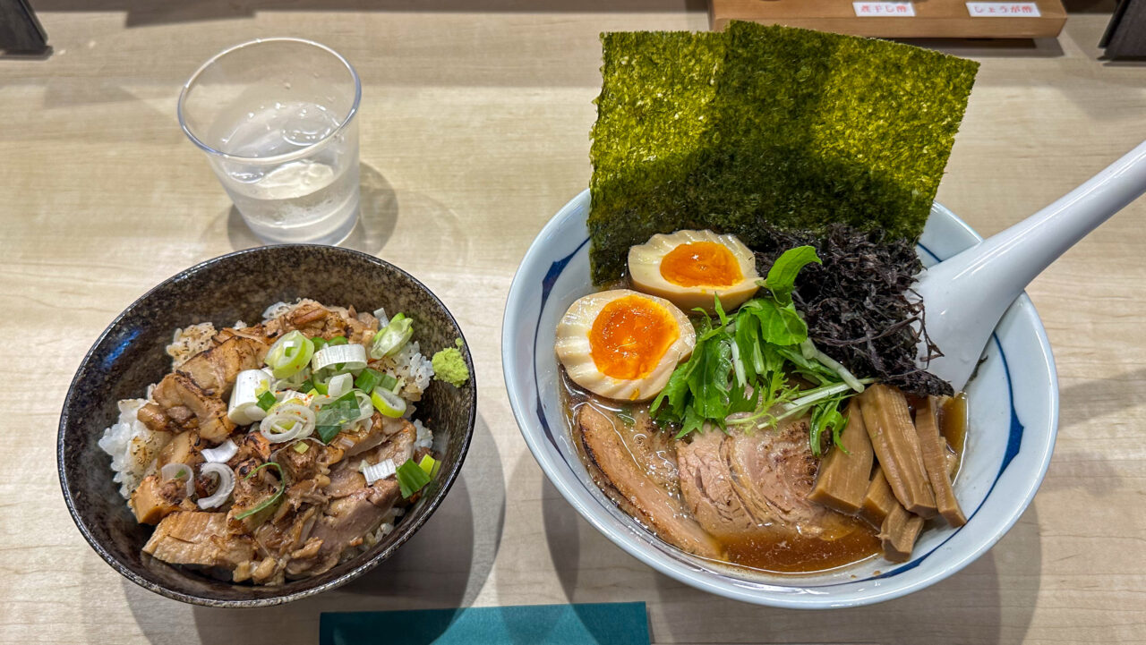 はねるやの特製中華蕎麦とあぶり肉めし