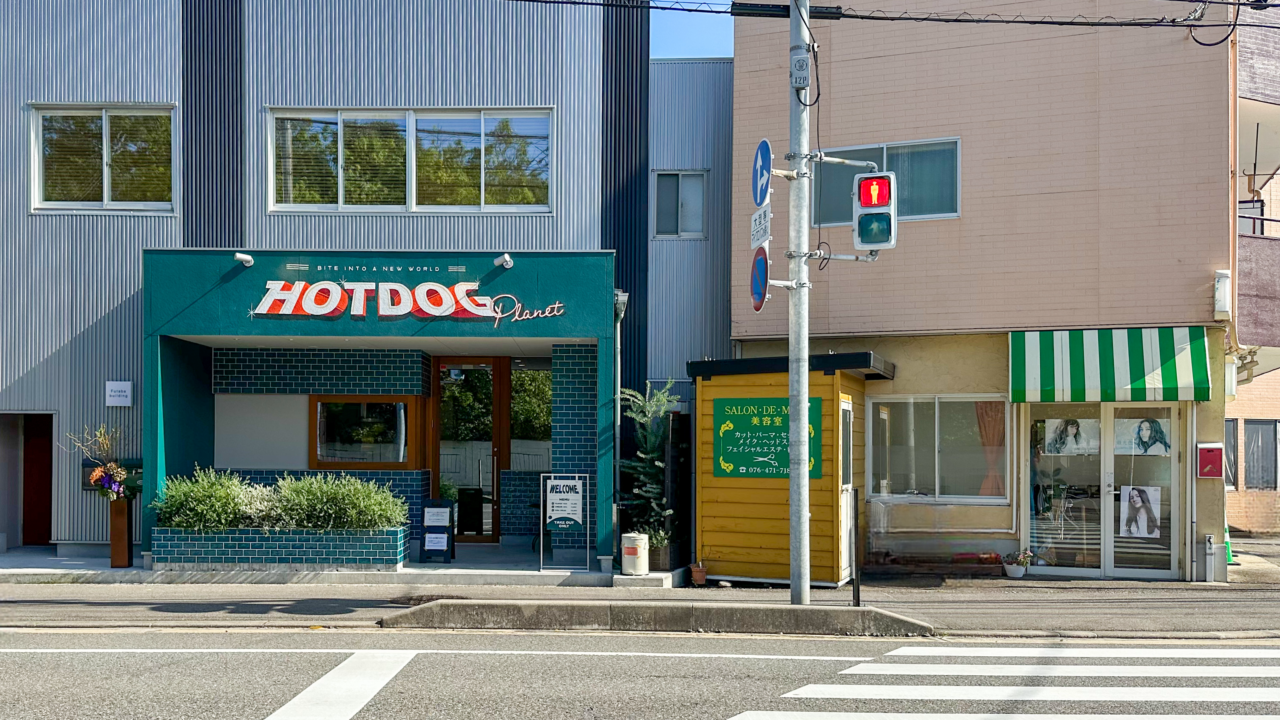 HOTDOG Planetがある湊入船町の交差点