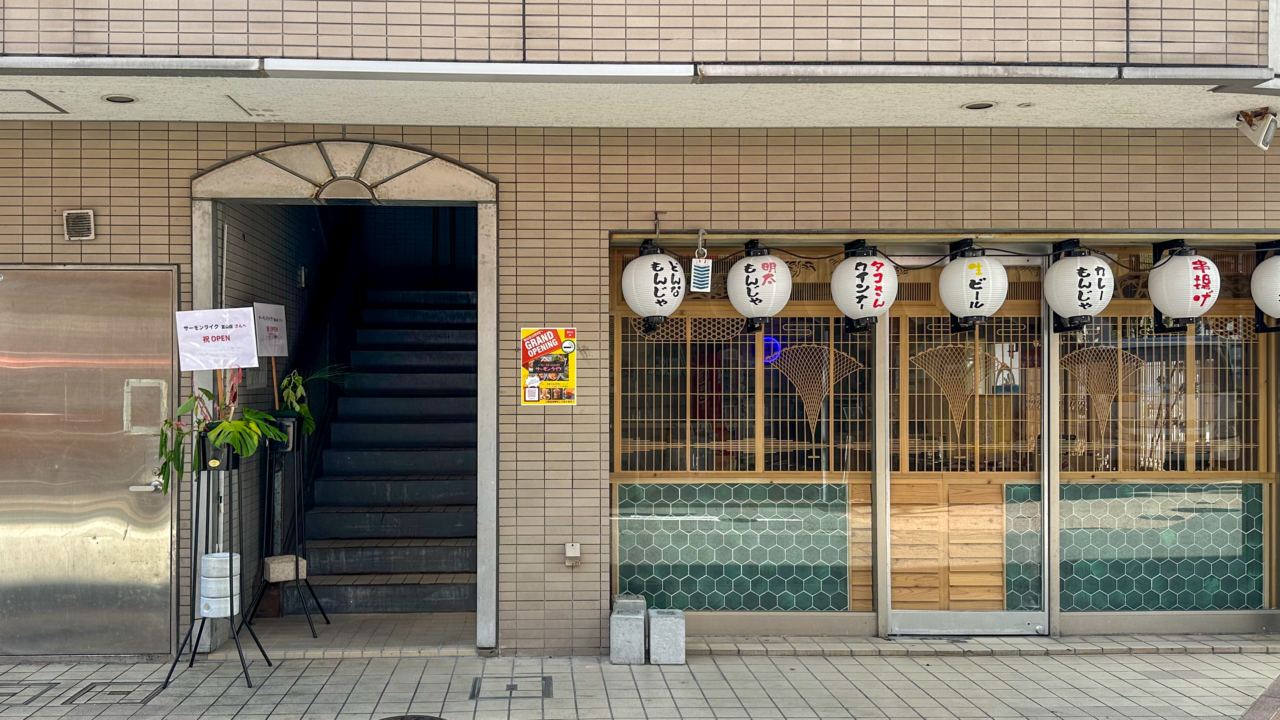 駅前プラザビルの階段入り口